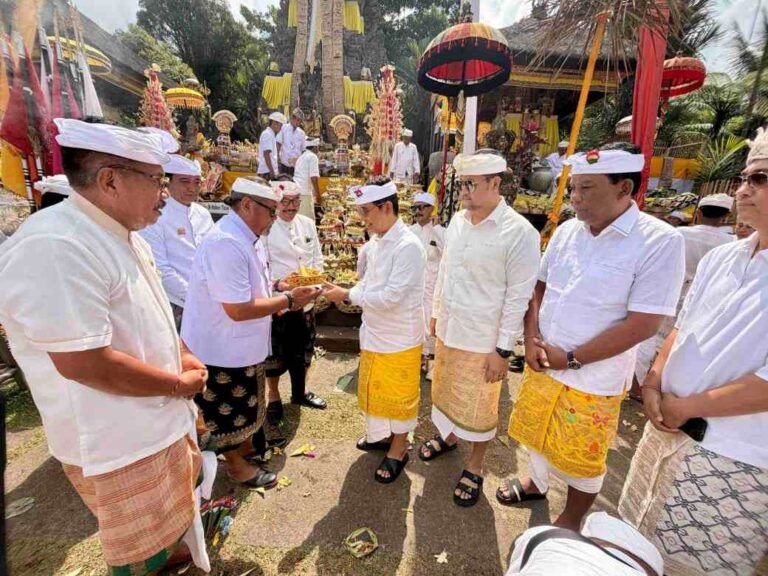Bhakti Penganyaran Pemkab Badung di Pura Mandara Giri Semeru Agung Lumajang, Bupati Badung Ajak Jaga Nilai Sradha dan Gotong Royong