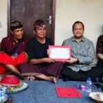 Wabup Bagus Alit Sucipta Serahkan Penghargaan Tertib Administrasi Akta Kematian di Abiansemal