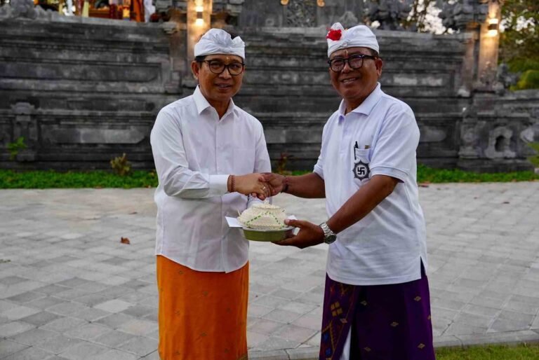 Karya Agung di Pura Segara Bengiat, Bupati Tandatangani Prasasti
