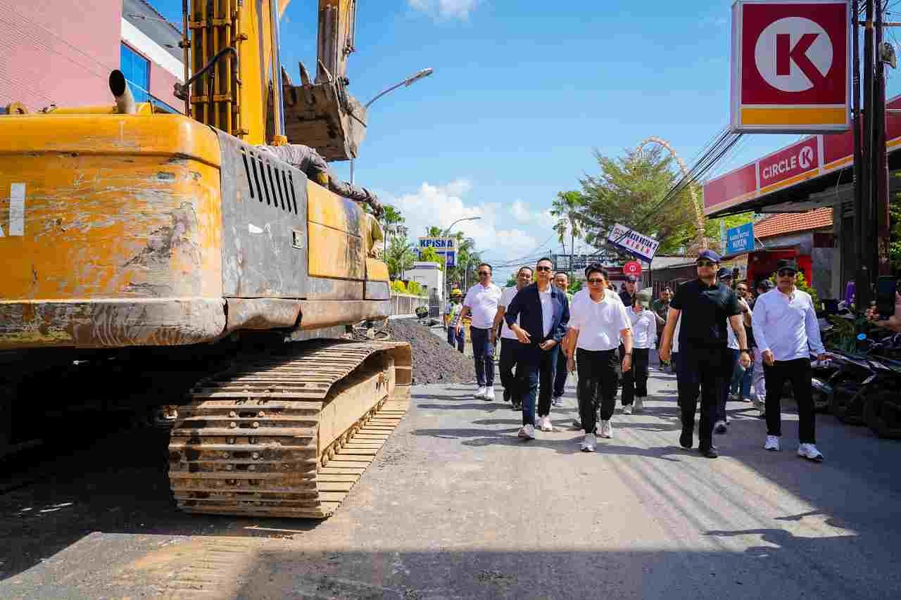 Tinjau Proyek Strategis Pengendali Banjir (8)_9axshbM90R