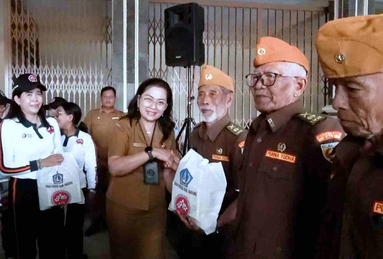 Bingkisan Sembako Kepada Veteran (3)_ItEOeZsq4R