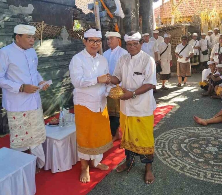 Bupati Badung Hadiri Puncak Karya Mamungkah dan Padudusan Alit di Dadia Penitangan Jimbaran
