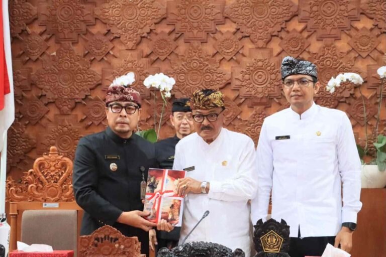 Rapat Paripurna DPRD Kota Denpasar Wawali Arya Wibawa Sampaikan Perubahan KUA-PPAS 2026 dan Ranperda Event Strategis