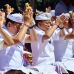 Perkuat Pembangunan Niskala-Sakala, Pemprov Bali Ngaturang Pekeling di Pura Agung Besakih