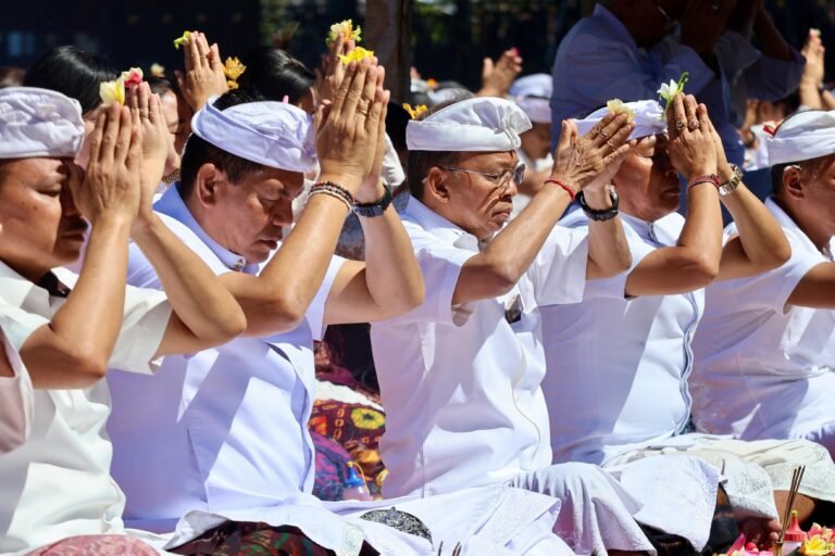 Perkuat Pembangunan Niskala-Sakala, Pemprov Bali Ngaturang Pekeling di Pura Agung Besakih