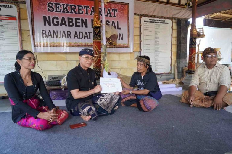 Ringankan Beban Warga, Bupati Satria Serahkan Bantuan Ngaben Masal di Tiga Desa dan Pitra Bakti di Dua Desa