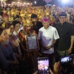 Gubernur Bali Wayan Koster menyerahkan penghargaan kepada tiga maestro tari Buleleng saat pembukaan Bulfest 2026 di Praja Mandala Singa Ambara Raja, Singaraja, Selasa (18/8/2026)(Barometerbali/istimewa)