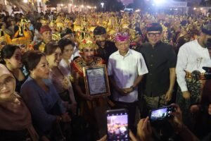 Gubernur Bali Wayan Koster menyerahkan penghargaan kepada tiga maestro tari Buleleng saat pembukaan Bulfest 2026 di Praja Mandala Singa Ambara Raja, Singaraja, Selasa (18/8/2026)(Barometerbali/istimewa)
