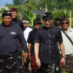 Ringankan Beban Warga, Bupati Satria Serahkan Bantuan Ngaben Masal di Nusa Penida