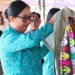 Dukung Gerakan “Berbelanja dan Berbagi”, Bunda Rai Hadiri Pasar Rakyat PKK Provinsi Bali di Jembrana