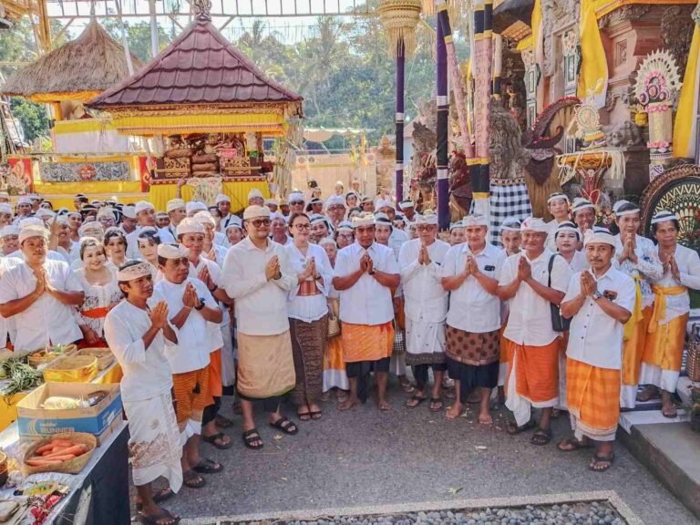 Wabup Bagus Alit Sucipta Upasaksi Puncak Piodalan Padudusan Agung di Pura Dalem Desa Adat Ambengan