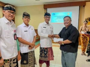 Serahkan Santunan Kepada Pensiunan (5)_Nq8vEmu30Z