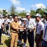 Tanamkan Budaya Tertib Lalu Lintas, Bupati Adi Arnawa Bagi-Bagi Helm di SMAN 2 Abiansemal