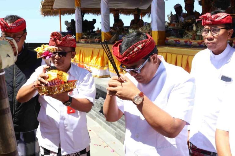 Persembahyangan Bersama Jajaran Pemkab Tabanan di Pura Penataran Agung Lempuyang Madya, Karangasem