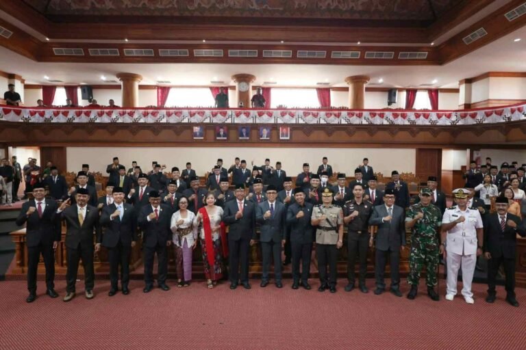 Wali Kota Jaya Negara Hadiri Rapat Paripurna Istimewa Sumpah Janji PAW Anggota DPRD Kota Denpasar