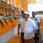 Bupati Adi Arnawa Serahkan Hibah Karya Pitra Yadnya Massal di Banjar Adat Tiyingan