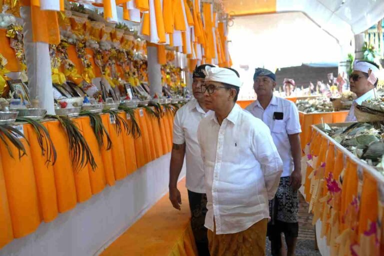 Bupati Adi Arnawa Serahkan Hibah Karya Pitra Yadnya Massal di Banjar Adat Tiyingan
