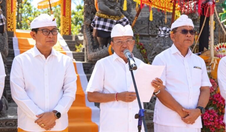 Koster Tegaskan Busana Adat Bali Perkuat Jati Diri dan Ekonomi Lokal