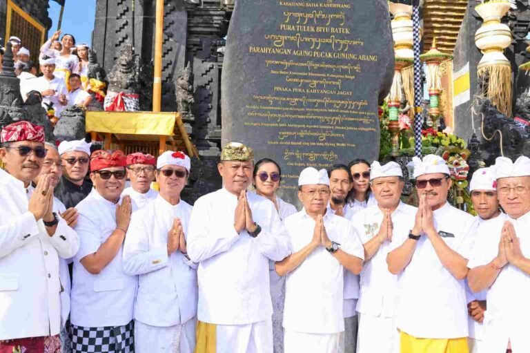 Jajaran Pemkab Tabanan Lakasanakan Persembahyangan Bhakti Penganyar di Pura Tuluk Biyu Batur