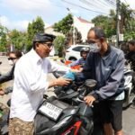 Pemkot Denpasar Gelar Gerakan Peduli Antrean BBM, Bagikan Nasi Bungkus dan Air Mineral Gratis