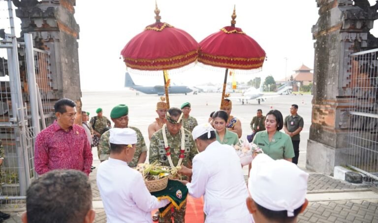 Tradisi Tepung Tawar Warnai Penyambutan Pangdam IX/Udayana di Bali