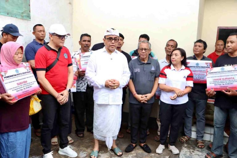 Wujudkan Hunian Layak Untuk Masyarakat, Wali Kota Jaya Negara Serahkan Bantuan 22 Unit RLH