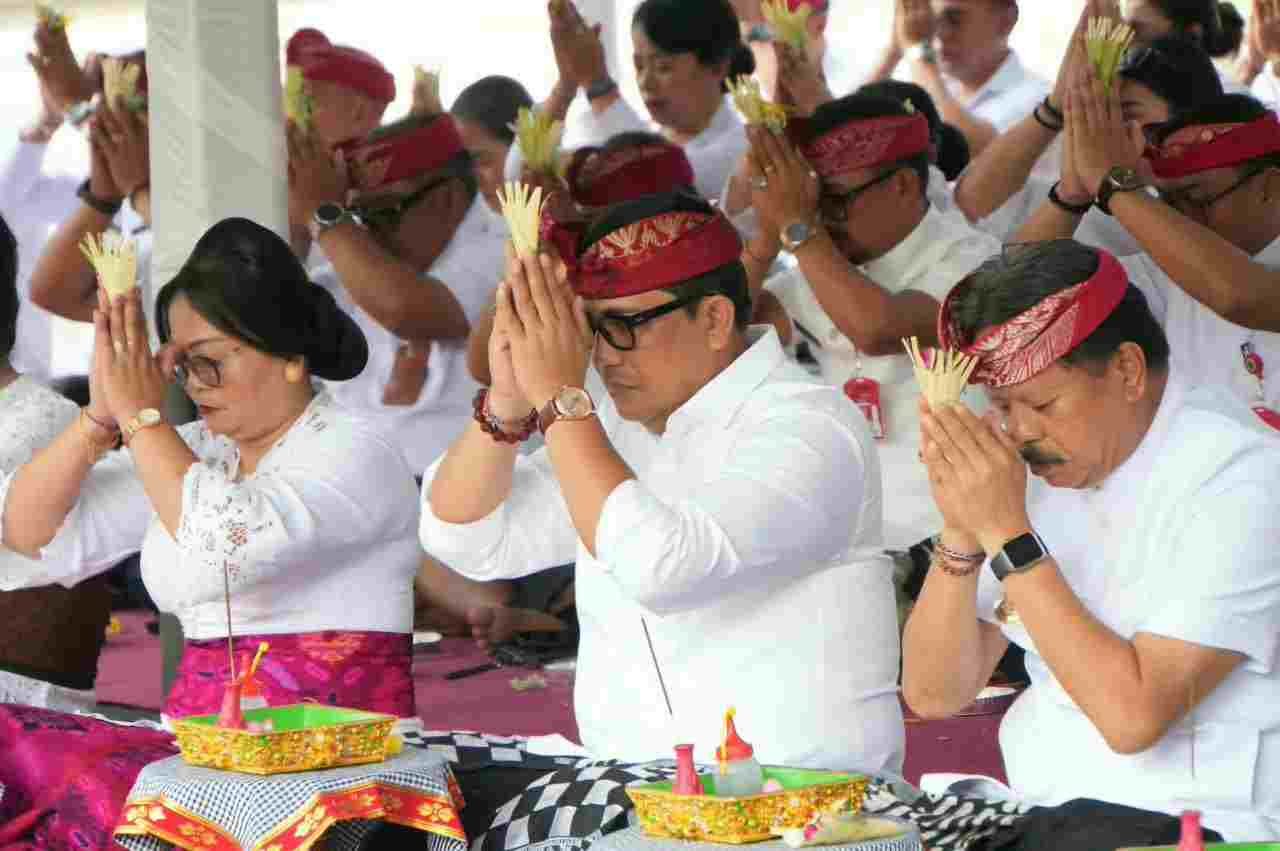 Rahina Tumpek Wayang, Bupati Sanjaya Ajak Masyarakat Jaga Keharmonisan Alam Bali (1)_jNysXx0750