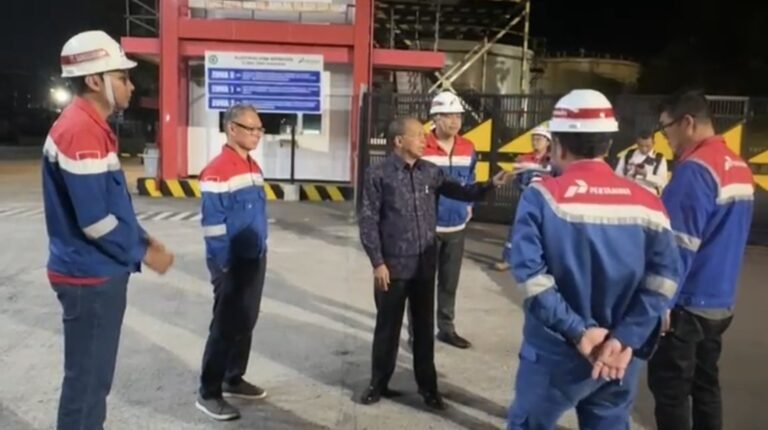 Tengah Malam Koster Inspeksi Depo BBM Pesanggaran, 5 Juta Liter BBM Disiapkan