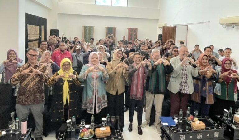Jo Stevens Apresiasi Wastra Bali dan Lombok, Buku Two Islands, One Thread Resmi Diluncurkan di Mataram