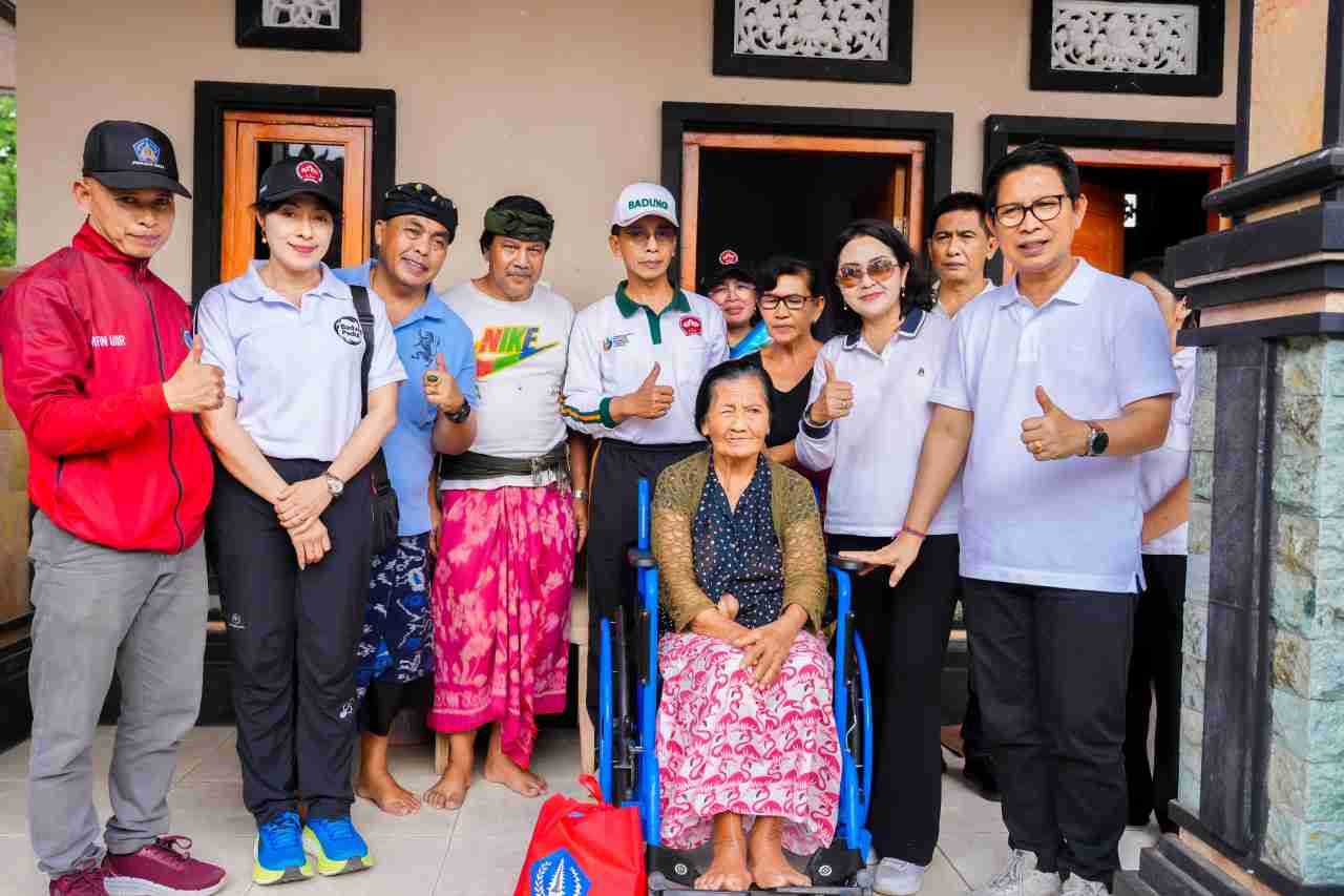 penyerahan kursi roda banjar senapan carangsari (3)_CjFoQjKt6f
